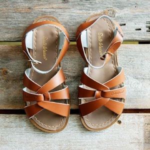 Saltwater Sandals. Size 5 (fits women’s 6.5-7.5)